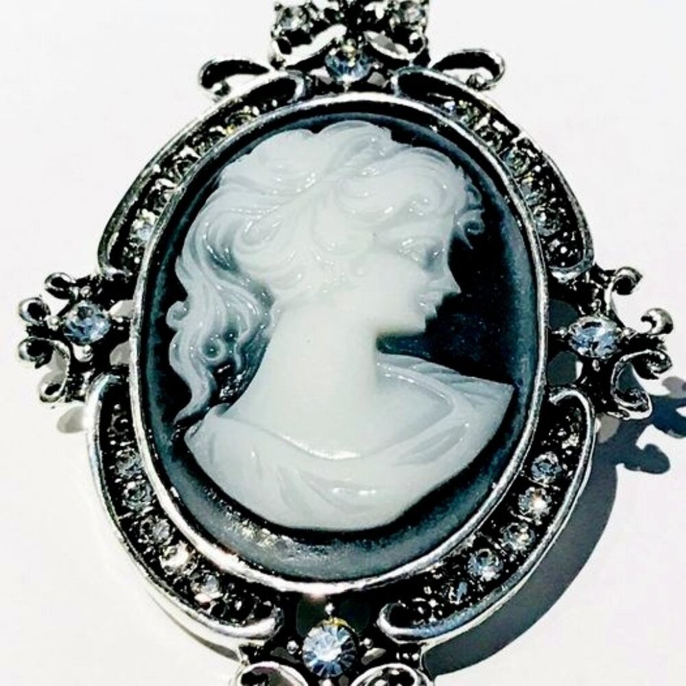 LARGE CAMEO BROOCH GRAY CRYSTAL GLASS RHINESTONE SILVERTONE SILVER TONE METAL